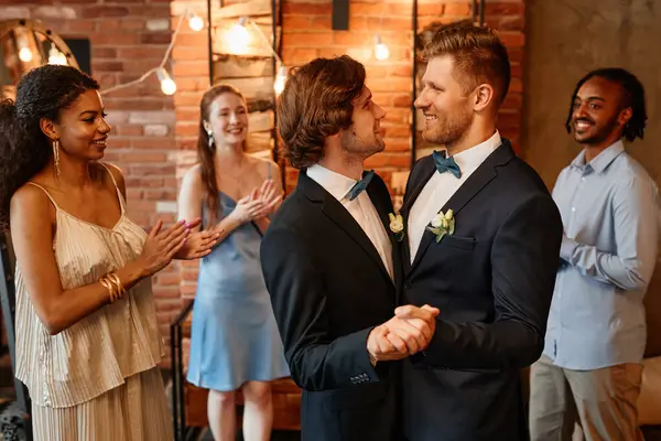 Cintura Até Retrato Jovem Casal Gay Dançando Juntos Durante Cerimônia — Fotografia de Stock