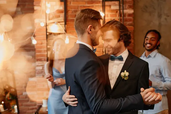 Portrait Rêveur Jeune Couple Gay Dansant Ensemble Lors Réception Mariage — Photo