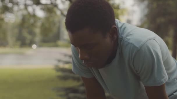 Bröst Upp Utmattade Unga Afroamerikanska Manliga Joggare Fånga Sin Andedräkt — Stockvideo