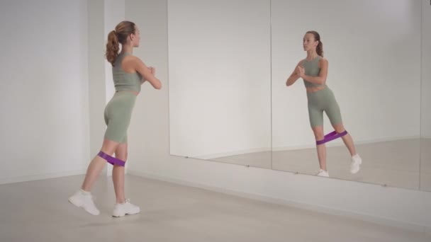 Genç Beyaz Bir Kadın Duvardaki Aynanın Önünde Duruyor Geniş Ferah — Stok video
