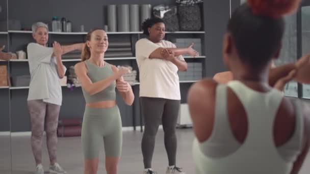 Grupo Mulheres Diversas Seu Treinador Esticando Braços Enquanto Estão Frente — Vídeo de Stock