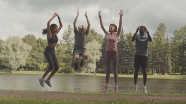 Plná Délka Záběr Čtyř Mladých Různorodých Mužských Ženských Atletů Dělá — Stock video
