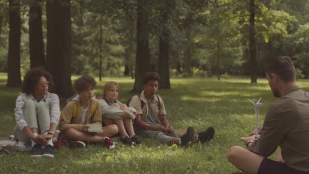 Elinde Yel Değirmeni Modeli Olan Genç Bir Erkek Öğretmen Parktaki — Stok video