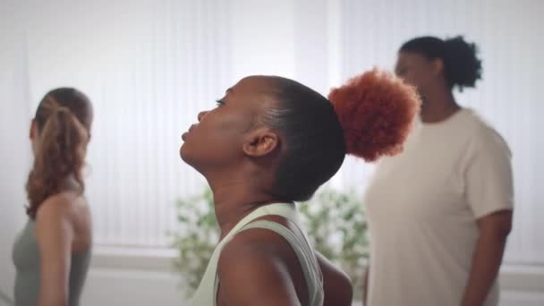 Tři Mladé Multietnické Ženy Dělají Zahřívání Hlavy Rotace Během Skupinové — Stock video
