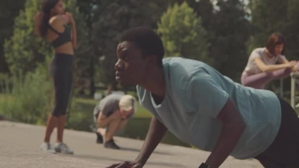 Silný Mladý Černošky Muž Dělá Kliky Zemi Při Tréninku Venku — Stock video