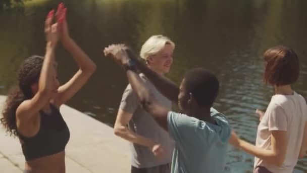 Mittlere Aufnahme Einer Fröhlichen Multiethnischen Gruppe Von Sportlerfreunden Die Sich — Stockvideo