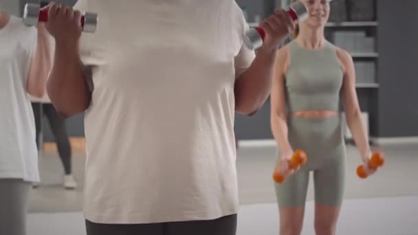 Przycięte Ujęcie Grupy Różnorodnych Kobiet Odzieży Sportowej Robiących Bicepsy Hantlami — Wideo stockowe