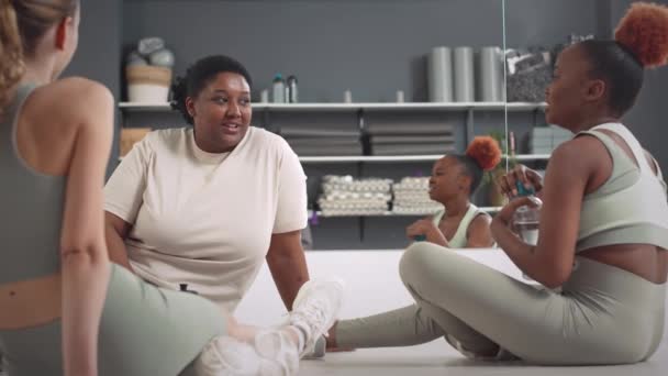Tři Mladé Multietnické Ženy Sportovním Oblečení Sedí Podlaze Moderním Fitness — Stock video