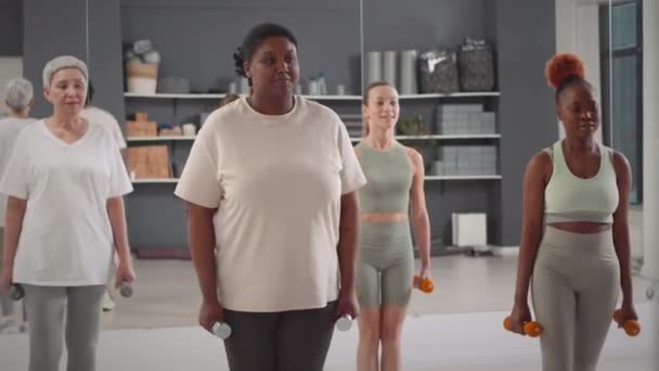 Skupina Mladých Zralých Různorodých Žen Dělá Výpady Činkami Před Zrcadlem — Stock video