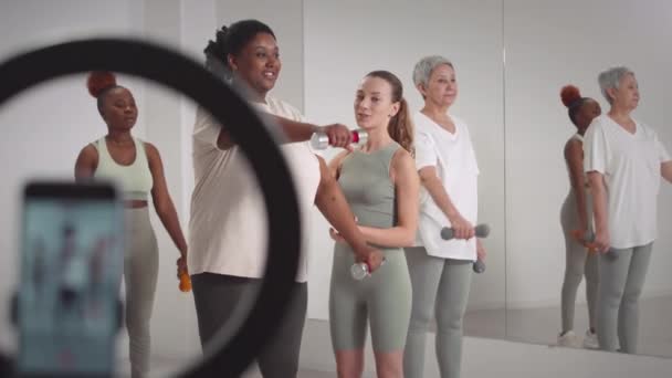 Jovem Treinador Fitness Feminino Caucasiano Ajudando Grupo Mulheres Diversas Com — Vídeo de Stock