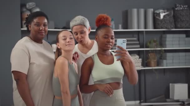 Średnie Ujęcie Czterech Różnych Kobiet Różnych Ras Wieku Wyglądu Robiących — Wideo stockowe