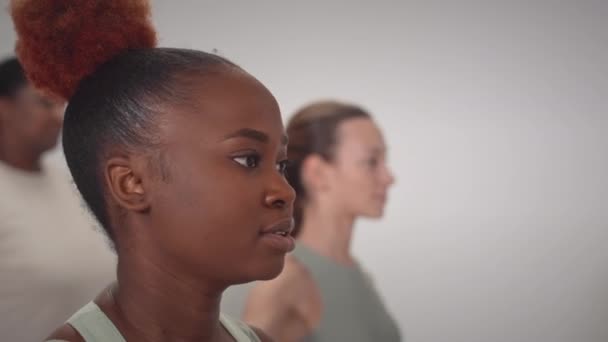 Peito Jovem Negra Levantando Haltere Com Braço Direito Enquanto Exercita — Vídeo de Stock