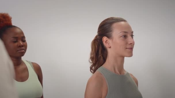 Две Молодые Мультиэтнические Женщины Тренируются Гантелями Яркой Современной Фитнес Студии — стоковое видео