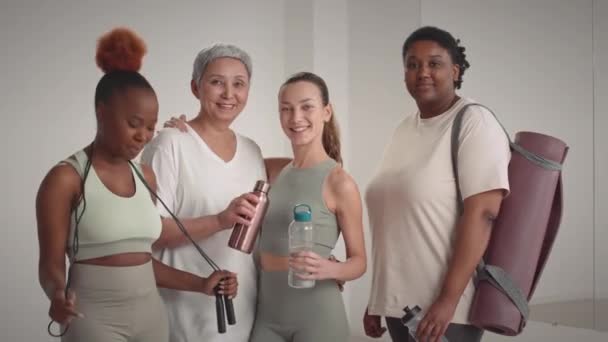 Średni Portret Czterech Szczęśliwych Zróżnicowanych Kobiet Sprzętem Sportowym Pozujących Aparatu — Wideo stockowe