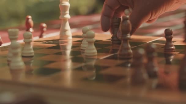 Extreme Closeup Αγνώριστη Αρσενικά Χέρια Κινείται Κομμάτια Σκάκι Ενώ Παίζει — Αρχείο Βίντεο