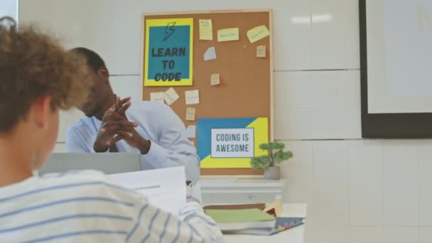 Midja Upp Unga Svarta Manliga Lärare Sitter Vid Skrivbordet Moderna — Stockvideo