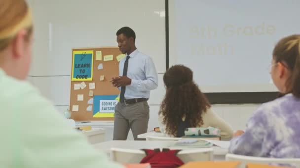 Захоплюючий Молодий Вчитель Чорного Чоловіка Дає Інтерактивний Урок Групі Різноманітних — стокове відео