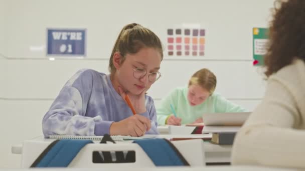 Waist Von Kaukasischen Preteen Schulmädchen Tun Unterrichtsaufgabe Während Weißen Schreibtisch — Stockvideo