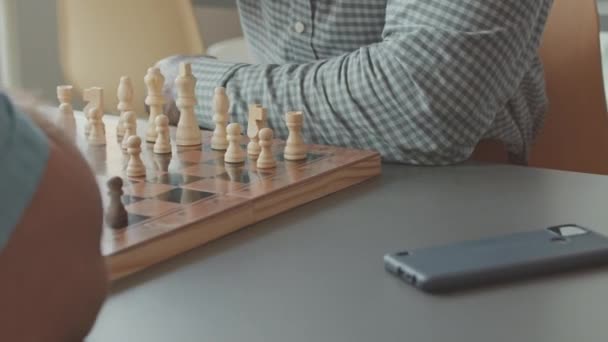 Oříznutý Záběr Dvou Nerozpoznatelných Různorodých Mužů Hrajících Šachovou Hru Stolu — Stock video