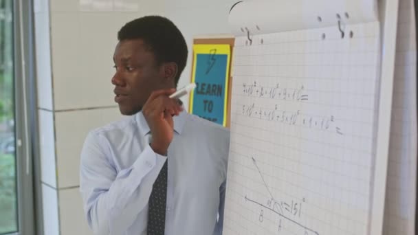 Талия Афроамериканского Школьного Учителя Математики Дает Уроки Учащимся Ярком Современном — стоковое видео