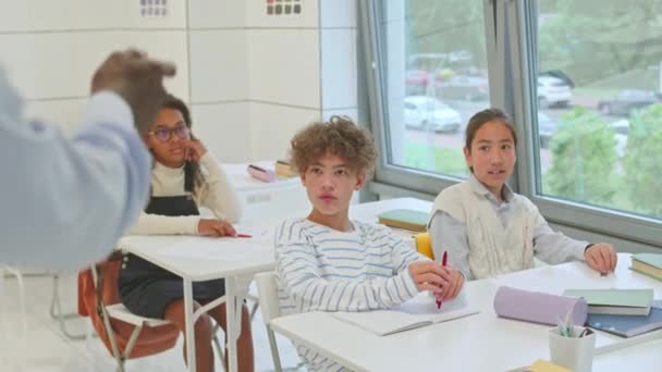 Група Багатоетнічних Студентів Класу Слухають Чорного Вчителя Чоловіка Жестикулюючого Під — стокове відео
