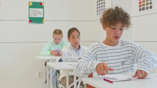 Pas Slow Schoolboy Giving Cheat Sheet Classmate Test Classroom — Stock video