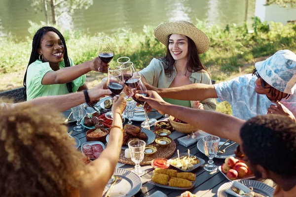 High Angle Diverse Group Young People Toasting Wine Glasses Dinner — Stock Photo, Image