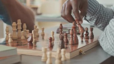 Bulanık arka planda satranç oynayan çok ırklı, tanınmayan erkek rakipler.