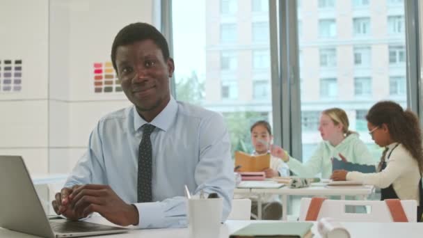Талия Медленного Портрет Молодого Афроамериканского Учителя Мужчины Сидящего Ноутбуком Столе — стоковое видео