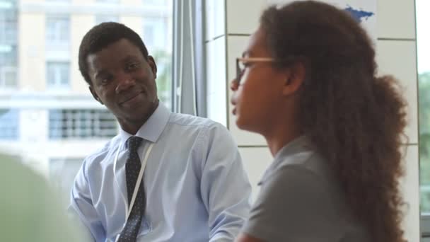 Africký Americký Dospívající Školačka Sdílet Její Duševní Problémy Černošky Mužské — Stock video