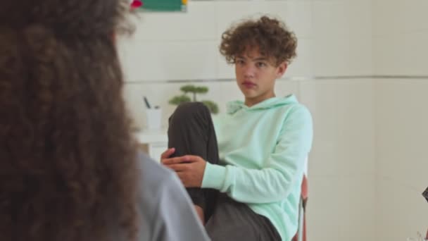 黑人男性学校心理医生将他的手放在抑郁女孩的肩上参加集体治疗 — 图库视频影像