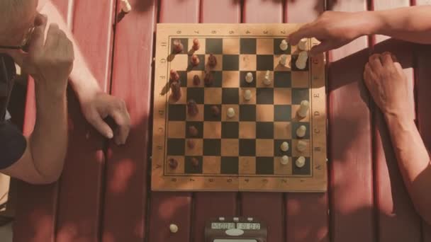 Pohled Shora Dva Dospělé Šedovlasé Muže Hrající Šachy Sedící Venku — Stock video
