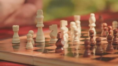 Açık havada satranç oynayan tanınmayan iki erkek rakibin yakınlaşması.