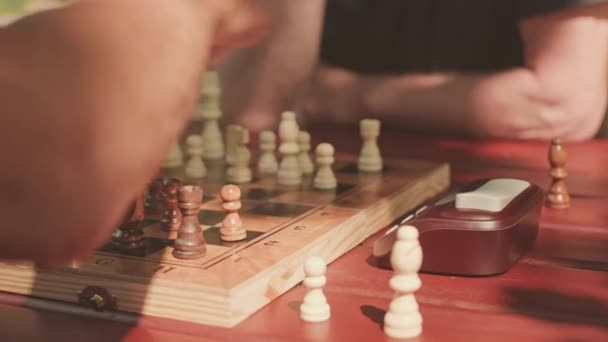 Обрезанный Снимок Двух Неузнаваемых Мужчин Играющих Шахматы Улице Солнечный День — стоковое видео