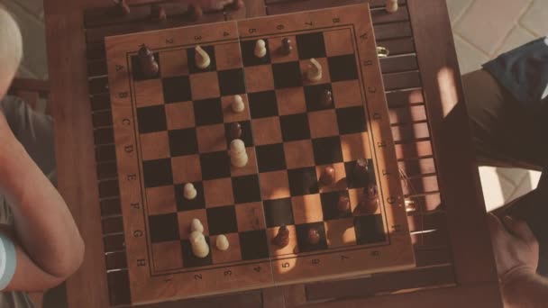 Vedere Sus Încetinire Bărbaților Nerecunoscuți Care Joacă Joc Șah Masă — Videoclip de stoc