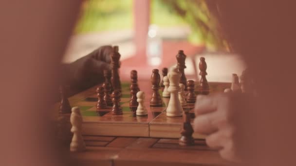 Неузнаваемые Соперники Мужчины Играют Шахматы Свежем Воздухе — стоковое видео