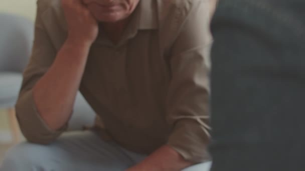 Yetişkin Düşünceli Beyaz Adamın Satranç Tahtasına Bakarken Yavaş Yavaş Yukarı — Stok video