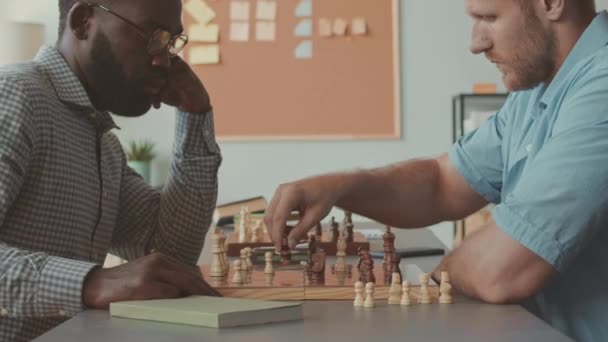 Boční Pohled Pas Dvěma Mladými Multietnických Mužů Hraje Šachovou Hru — Stock video
