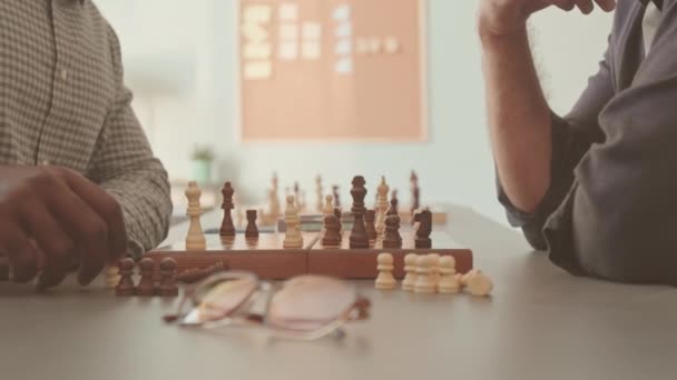 Медленно Вырезанная Талия Неузнаваемых Шахматистов Пожимающих Друг Другу Руки После — стоковое видео
