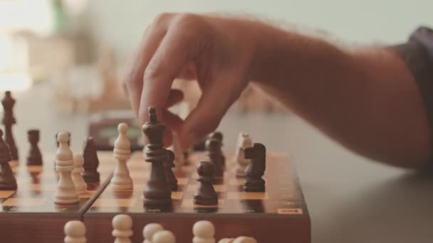 Slowmo Nahaufnahme Eines Nicht Wiederzuerkennenden Schachspielers Der Beim Spielen Bord — Stockvideo