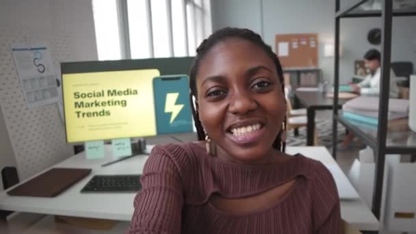 Handhållen Pov Unga Afroamerikanska Affärskvinna Talar Kameran Medan Spelar Video — Stockvideo