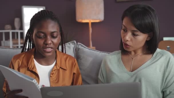 Dada Dari Dua Pengusaha Muda Yang Sukses Beragam Memiliki Diskusi — Stok Video