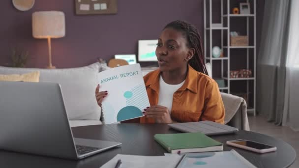 Talje Unge Black Kvinde Gør Online Video Opkald Laptop Samtidig – Stock-video