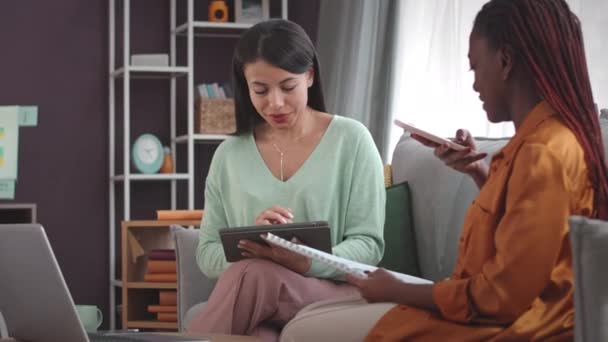 Farklı Bayan Meslektaşın Dijital Tablete Bakıp Modern Ofiste Birliği Yaparken — Stok video