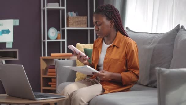 Genç Afrikalı Amerikalı Kadınının Akıllı Telefondan Numara Çevirdiği Merkez Ofisten — Stok video