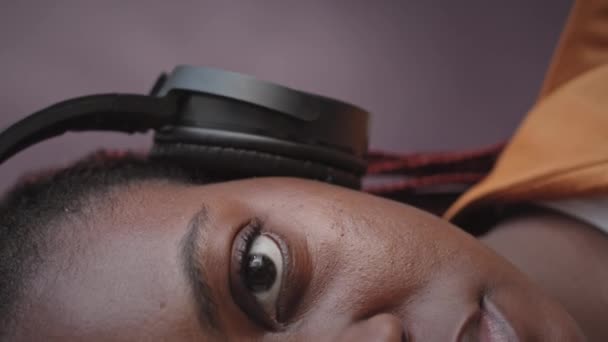 Vertikales Halbgesicht Porträt Einer Jungen Schwarzen Mit Drahtlosen Kopfhörern Die — Stockvideo