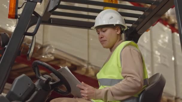 Πορτραίτο Μικρής Γωνίας Του Νεαρού Biracial Θηλυκό Forklift Χειριστή Κάθεται — Αρχείο Βίντεο