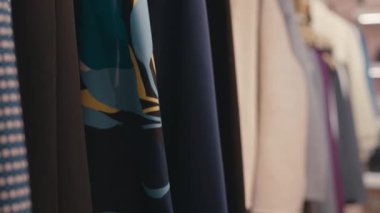 Pahalı kumaşlardan yapılmış zarif kadın kıyafetlerinden çekilen hiç kimse şık bir butikte raflarda asılı durmasın.