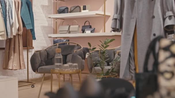 Lidé Záběr Drahé Luxusní Oblečení Příslušenství Butik Interiér Pohodlnou Chladnou — Stock video