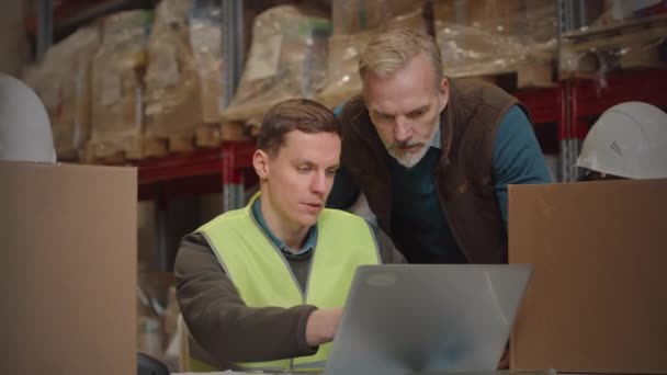 2名专业的高加索男性仓库管理员在值班期间检查手提电脑屏风 并在清点货物时进行讨论 — 图库视频影像